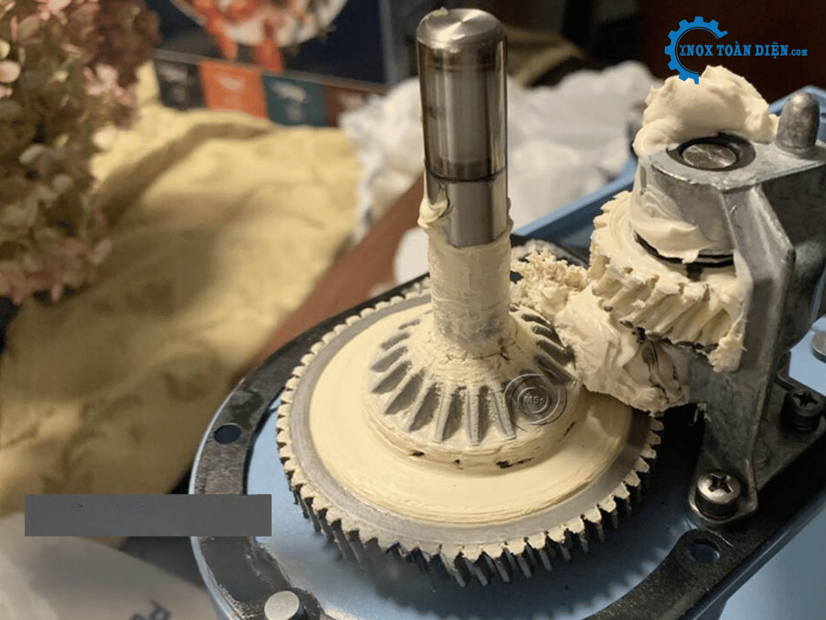cach-thay-the-linh-kien-may-tron-inox